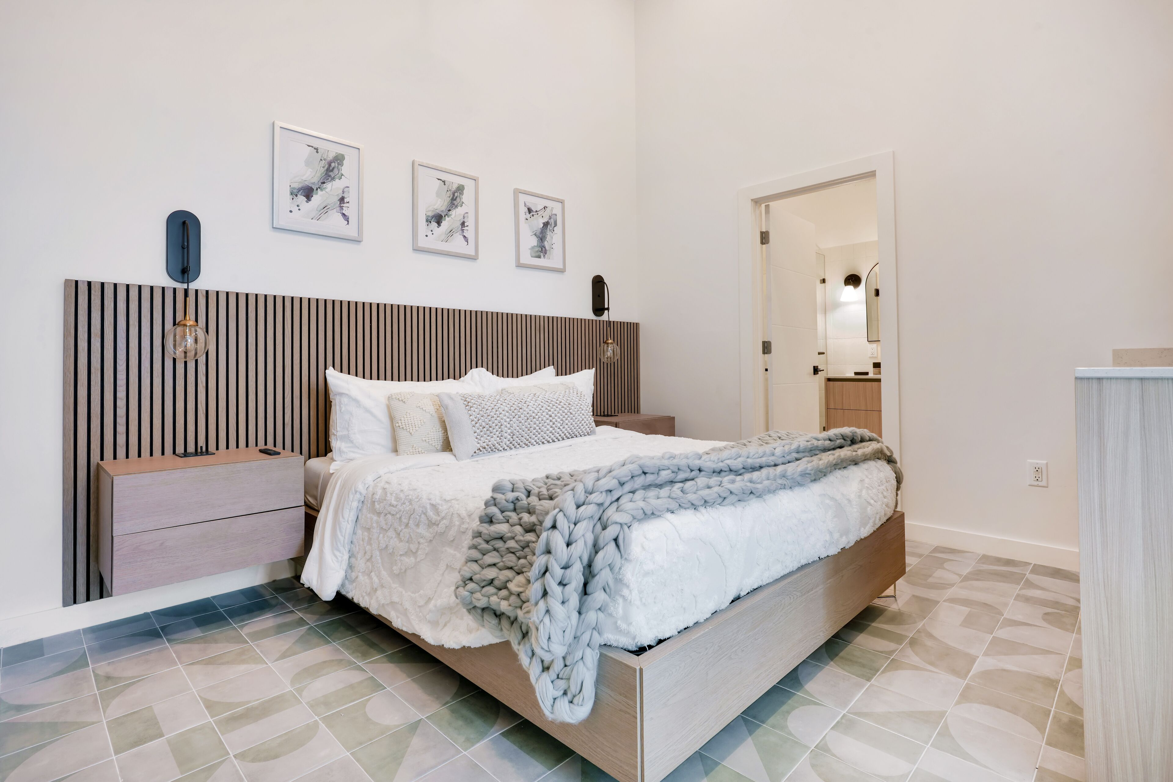 Deluxe Room, 1 King Bed | Premium bedding, in-room safe, iron/ironing board, free WiFi