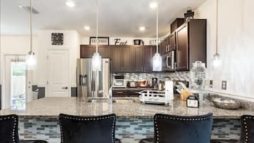 冰箱、微波炉、烤箱、炉灶