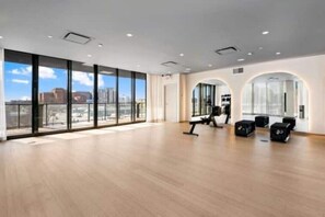 Fitness facility - Stylish CityView Condo W/Pool
 (Chicago)