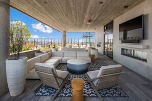 Terrace/patio - Stylish CityView Condo W/Pool
 (Chicago)