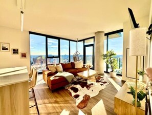 Living area - Stylish CityView Condo W/Pool
 (Chicago)