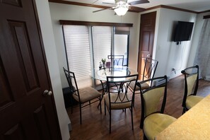 Dining - Capricornus: Oceanside Vacation (Boston)