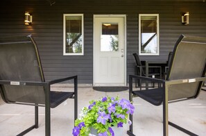 Outdoor dining - Muskeg Creek Suite (Athabasca)