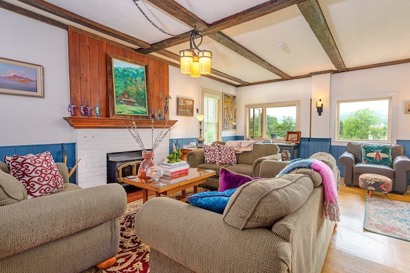 Een smart-tv, een open haard en boeken