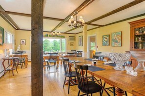 Dining - Sugarloaf Mountain+Breakfast @ Brass Lantern Inn (Stowe)