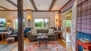 Smart-TV, Kamin, Bücher