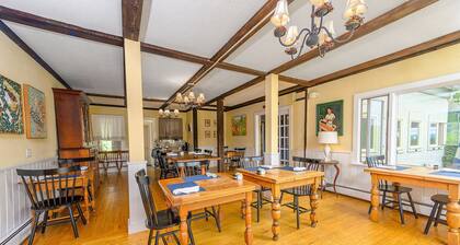 Friends and Family room with 2 queen beds, sitting area with full service breakfast included