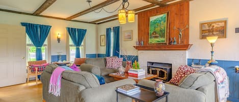 Una Smart TV, una chimenea, libros