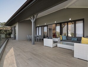 Outdoor dining - House of Tranquility: Ocean views, family-friendly  (Dolphin Coast)