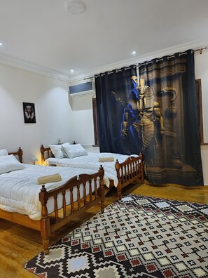 ستائر تعتيم ومكواة/لوح كي وواي فاي مجانًا وملاءات أسرّة