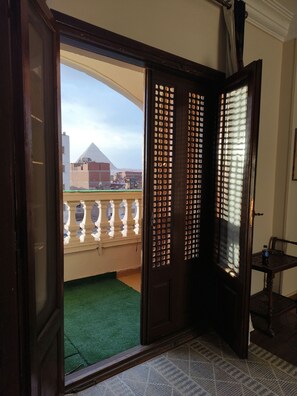 Estudio familiar, varias camas, balcón, vistas a la ciudad | Zona de estar