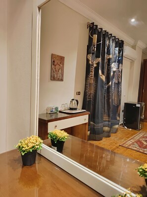 Habitación Deluxe doble de uso individual, balcón, vistas a la ciudad | Cortinas opacas, tabla de planchar con plancha, wifi gratis