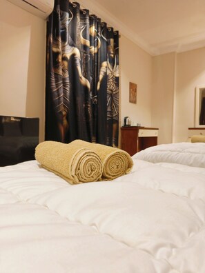 デラックス ダブルルーム (1 名様利用) バルコニー シティビュー | 遮光カーテン、アイロン / アイロン台、WiFi (無料)、ベッドシーツ