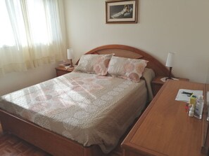 1 habitación, tabla de planchar con plancha, wifi y ropa de cama 