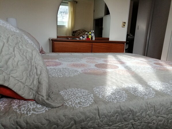 1 habitación, tabla de planchar con plancha, wifi y ropa de cama 