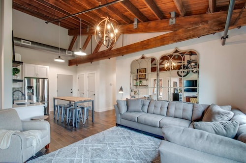 Pristine Historic Warehouse Condo - Central Location 2 mi. to Broadway Downtown