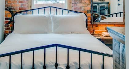 Pristine Historic Warehouse Condo - Central Location 2 mi. to Broadway Downtown