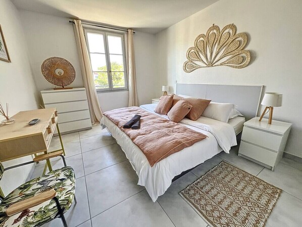 2 bedrooms, desk, iron/ironing board, travel crib