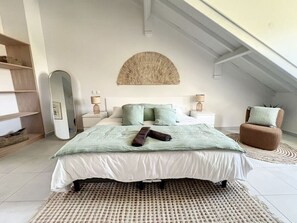 2 室のベッドルーム、デスク、アイロン / アイロン台、旅行用ベビーベッド