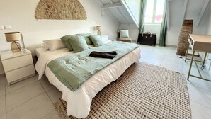 2 chambres, bureau, fer et planche à repasser, lit de bébé portatif