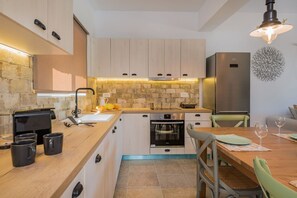 Een koelkast, een magnetron, een oven, een vaatwasser