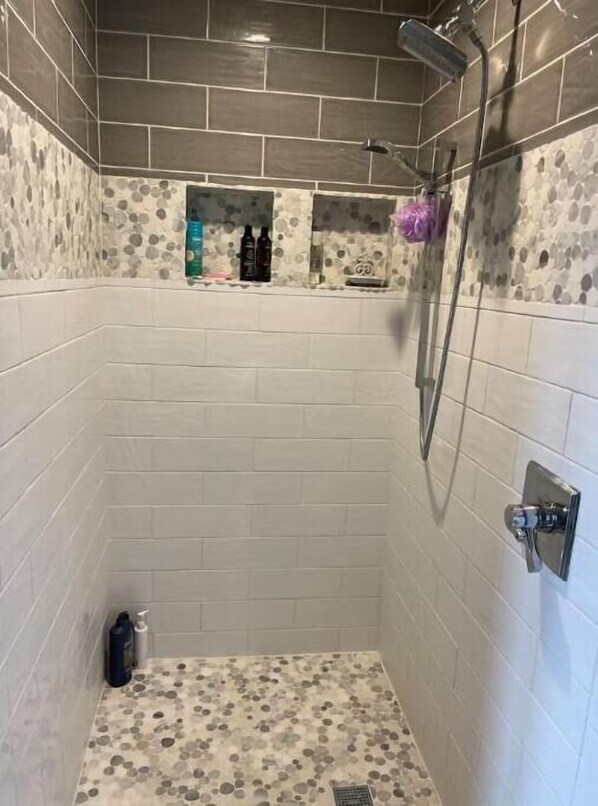 Douche, sèche-cheveux, serviettes fournies, savon