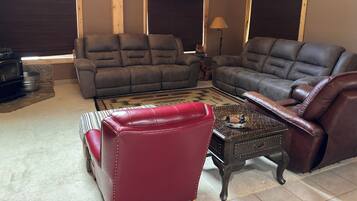 Smart-tv, eldstad, dvd-spelare och ett filmbibliotek