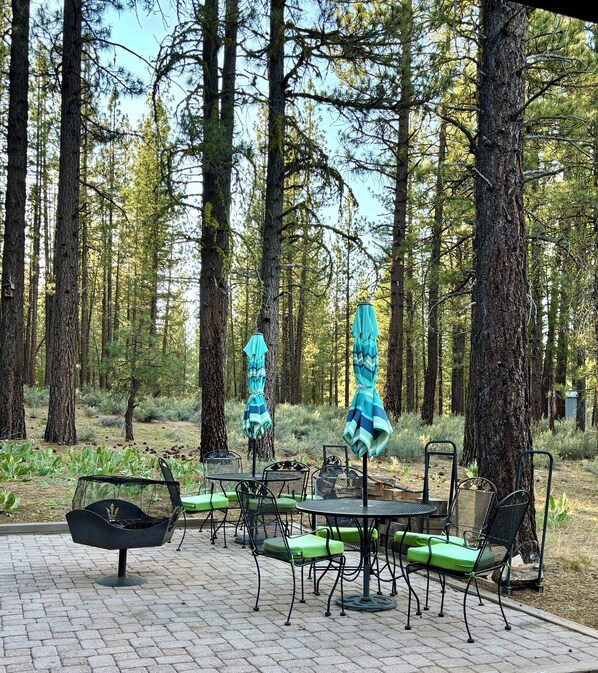 Outdoor dining - Cozy Cabin with wrap around porch. Walking distance to Chalet View Lodge. (Portola)