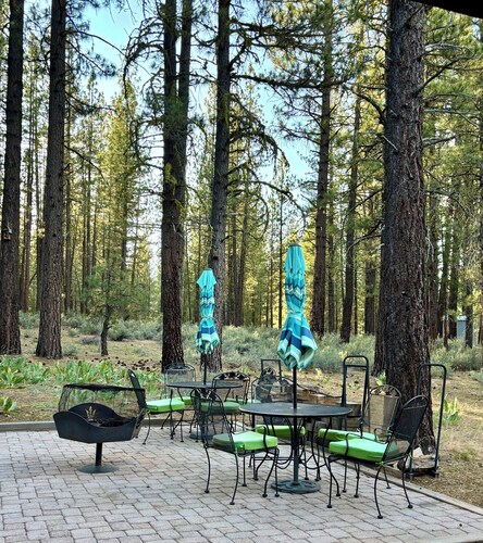 Cozy Cabin with wrap around porch. Walking distance to Chalet View Lodge.