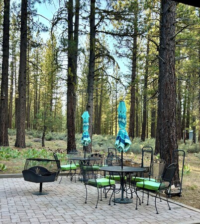 Cozy Cabin with wrap around porch. Walking distance to Chalet View Lodge.