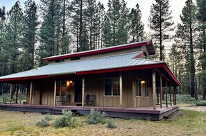 Exterior - Cozy Cabin with wrap around porch. Walking distance to Chalet View Lodge. (Portola)