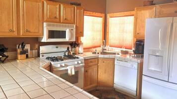 KylskÄp, mikrovÄgsugn, ugn och spishÀll