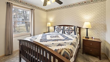 3 slaapkamers, een strijkplank/strijkijzer, gratis wifi, beddengoed