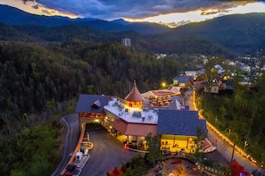 Un chalet doté d’un bâtiment principal, de plusieurs chambres d’hôtes et d’un chemin sinueux.