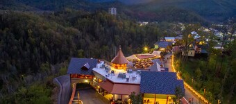 Free Dollywood Tickets 3-Bdrm Pigeon Forge Cabin🔥