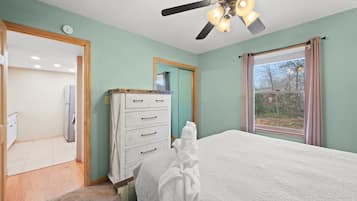 3 bedrooms, iron/ironing board, free WiFi, bed sheets