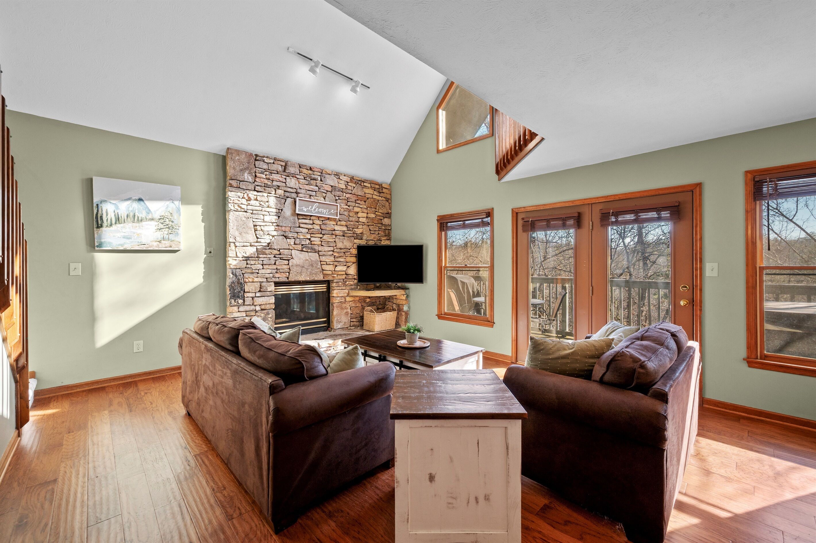 Een smart-tv en een open haard