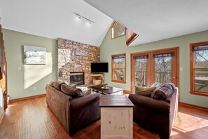 Una Smart TV, una chimenea