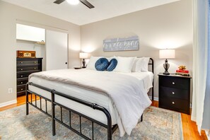 3 bedrooms, iron/ironing board, internet, bed sheets