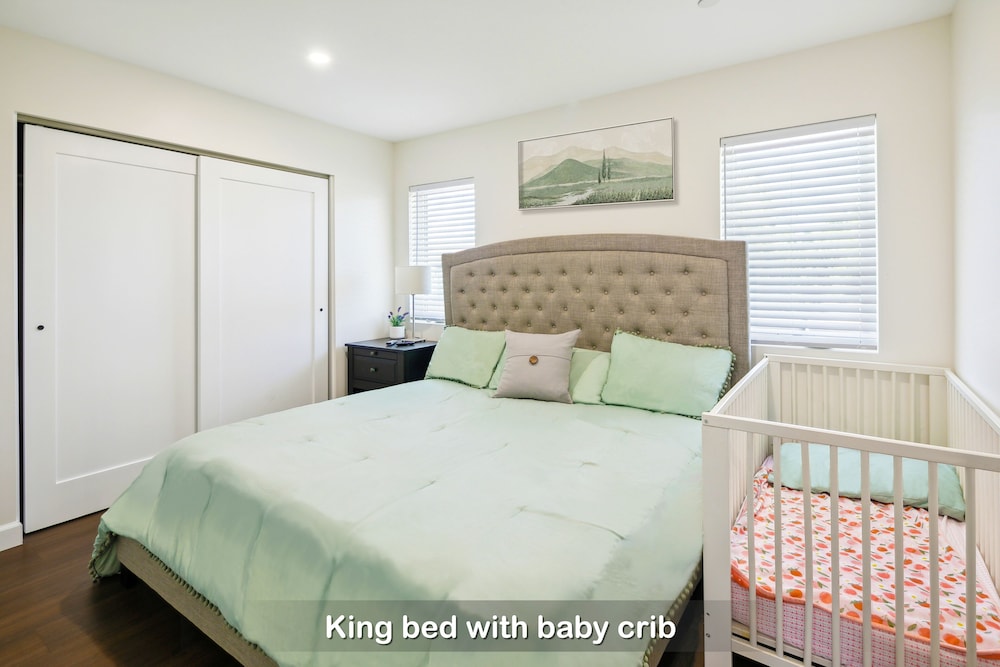 Modern 3BR 3Bath Home w Free Parking, Balcony Views near Beach