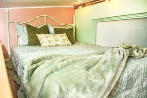 1 bedroom, iron/ironing board, WiFi, bed sheets - Tiny Cottagecore House in Miami. Walking distance to Hialeah Hospital! (Hialeah)