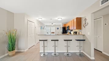 Een koelkast, een magnetron, een oven, een kookplaat