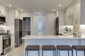 Réfrigérateur, micro-ondes, four, plaque de cuisson