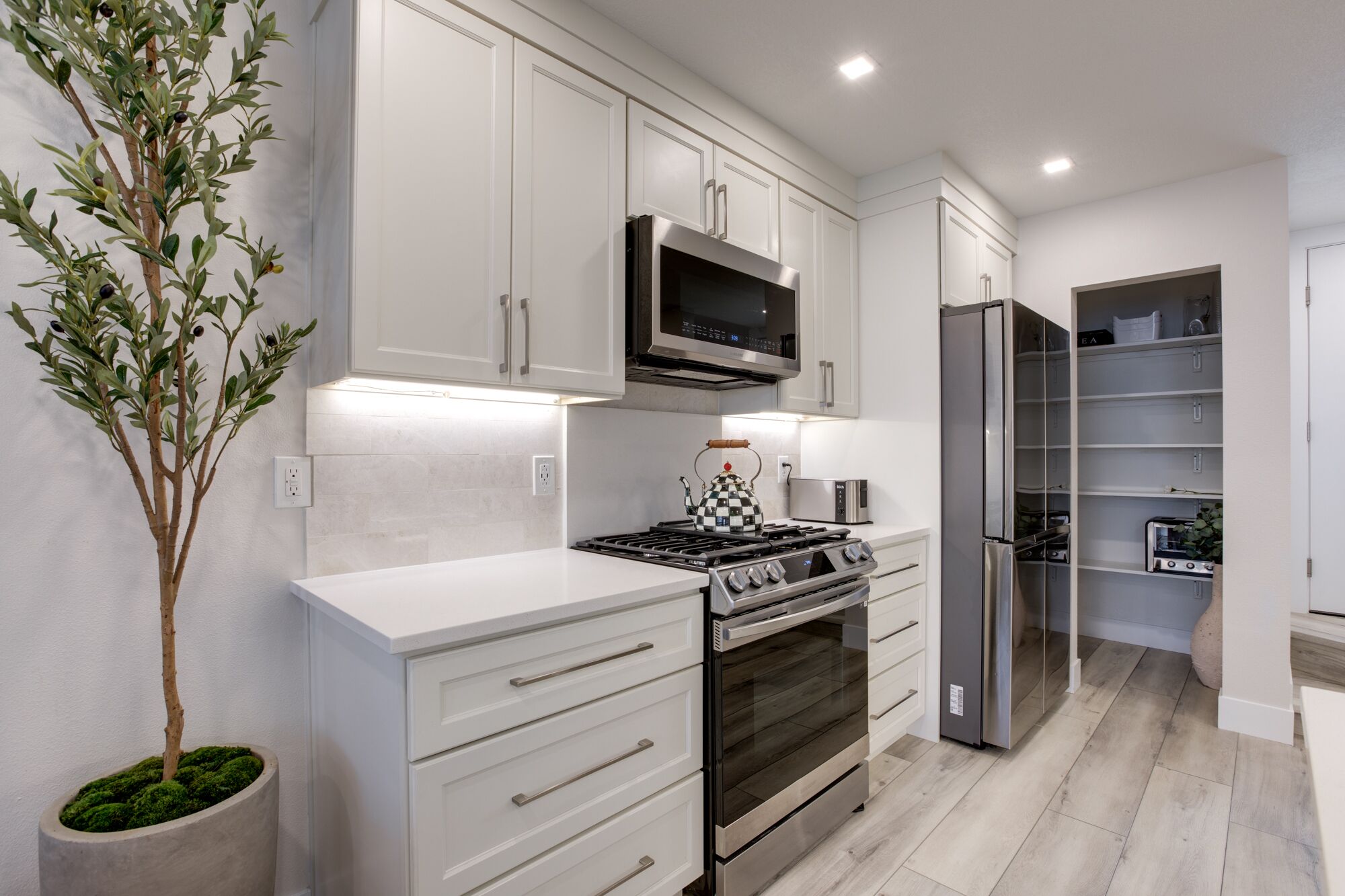 Réfrigérateur, micro-ondes, four, plaque de cuisson