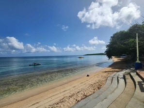 Chaises longues, serviettes de plage