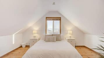 1 bedroom, desk, WiFi, bed sheets