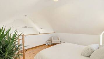 1 bedroom, desk, WiFi, bed sheets