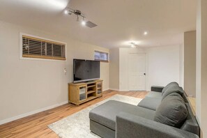 Una Smart TV, una chimenea