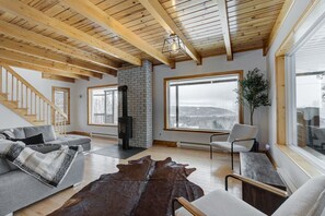 Smart TV, fireplace - Cozy Haven w/ Spa & Stunning Views (Baie-Saint-Paul)