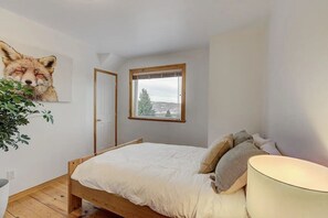 3 sovrum, skrivbord, gratis wi-fi och sängkläder